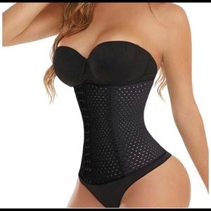 Waist Trainers Can Be Worn as Women Shapewear